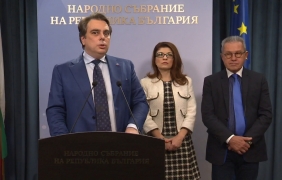 Кабинетът е спасен, а дерогацията за "Лукойл" пада в два етапа