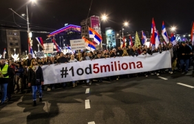 Десетки хиляди протестират в Белград за свобода на медиите