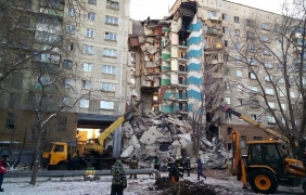 Експлозия на газ за бита срути вход на панелка в Магнитогорск