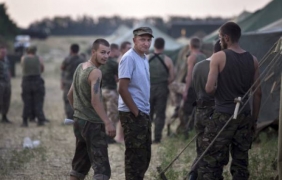 Украински дезертьори посрещнати братски от руснаци