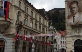 Голям портрет на Тито и югославското знаме се появиха на площад в Любляна