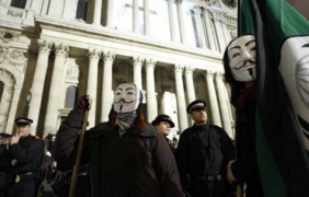 Насилие, фойерверки и хвърчащи конуси на протест на Anonymous в Лондон
