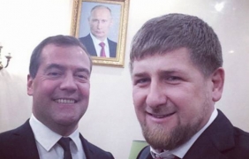Медведев и Кадиров със „селфи“ на фона на портрет на Путин