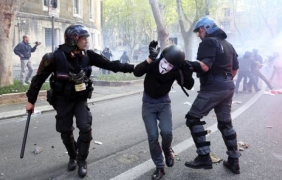Римската полиция се опитва да предпази бежанците в столицата от нападения