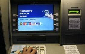 Задържаха двама за скимиране на банкомати