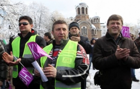 Пожарникари и спасители излязоха на протест