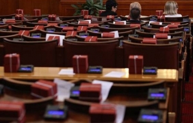 Депутатите похарчили 300 000 лв. за цветя и подаръци миналата година