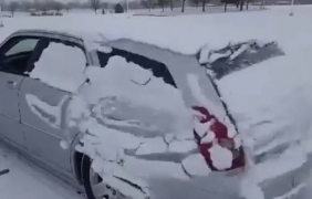 Как да изчистим колата от сняг по руски