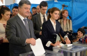 Порошенко забрани на жена си да му честити 23 февруари