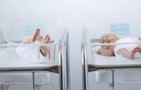 Великобритания узакони създаването на деца с трима родители