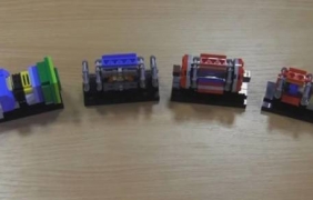 Студент по физика представи LEGO модел на Големия адронен колайдер