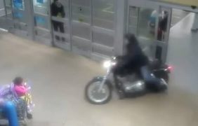 Рокер излъга полицията, като мина с мотора си през оживен търговски център