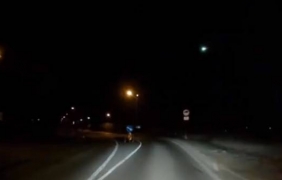 Огромно огнено кълбо озари небето над Швейцария [Видео]