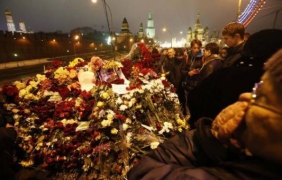 Московските власти премахвали само увяхналите цветя от лобното място на Немцов