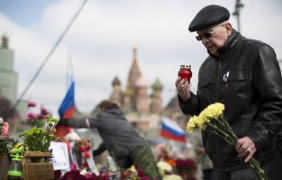 Стотици московчани посетиха лобното място на Немцов на 40-ия ден от убийството му