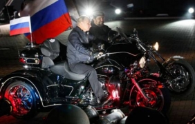 Полският премиер видя провокация в похода на пропутинските рокери през страната му