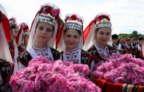 Бокова иска празникът на казанлъшката роза в ЮНЕСКО