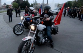 ”Нощните вълци” положиха цветя пред паметника на съветските войници във Виена