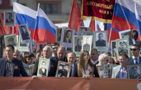 Путин участва в шествието ”Безсмъртен полк” с портрет на баща си