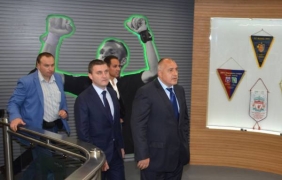 Фенове на Лудогорец ще плащат полета на премиера до трибуна ”Моци”
