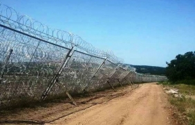 Оградата на границата с Турция пада