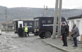 Автобуси с роми се запътили към Гърмен, жандармерия и полиция пазят ромския квартал
