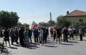 Блокираха пътя за Гърмен, местните протестират срещу безчинствата на ромите