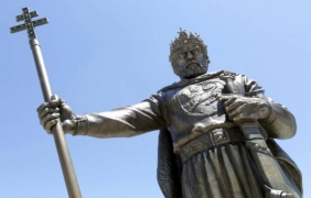 Заляха с черна боя прожекторите под паметника на Самуил