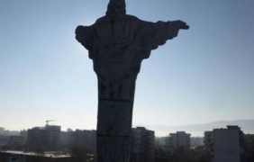Статуята на Христос от хотела на Ванко 1 отива в община Раковски