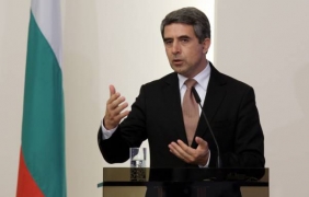 Президентът държи заплатата си на влог