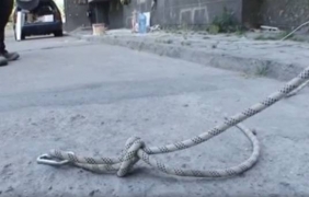 Гневна баба реже въжето на майстор, монтиращ изолация в пловдивски блок