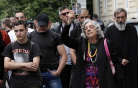 Протестиращи хомофоби запалиха знаме на ЕС в София
