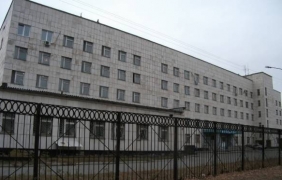 Охранители принудиха жена да роди пред входа на болницата