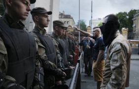 ”Десен сектор” набира доброволци пред президентството в Киев