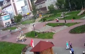 Вижте как силен вятър отнесе беседка заедно с човека в нея [видео]