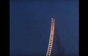 Китайски творец създаде „Стълба към небето“ от фойерверки [видео]