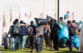 Германия настанява вълната от бежанци в палатки и контейнери