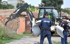 Акцията в ”Максуда” приключи с 46 съборени къщи, ромите заплашиха да палят огньове