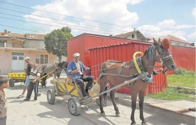 Ромските каруци в Сливен светват в жълто и слагат регистрационни табели