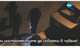 Петима полицаи се гаврят с безпомощен мъж [видео]