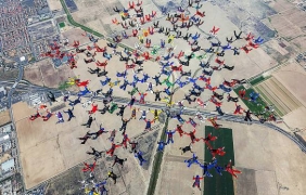 202 смелчаци счупиха рекорд по скайдайвинг в Калифорния [видео]