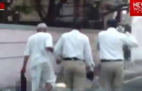 Индиец обезглави жена си и се разхожда с главата й по улиците [видео]