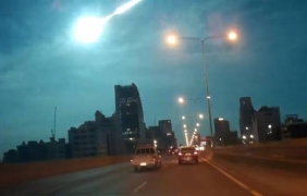 Огромна ”падаща звезда” озари небето над Банкок [видео]