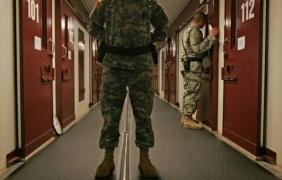 Новият военен бюджет на САЩ забранява затворниците от Гуантанамо да се върнат в САЩ