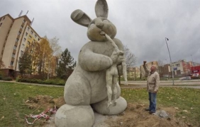 В чешки град се появи скулптура на зайче-човекоядец