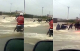 Вижте как верига от хора спасява човек от удавяне [видео]