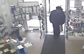 Крадец отмъкна скъпа козметика от аптека в столицата [видео]