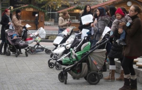 Родители на протест заради ниските майчински