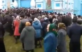 Украински религиозни радикали блокираха свещеници в храм