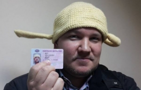 Руснак е принуден да шофира с гевгир на главата, за да не му вземат книжката